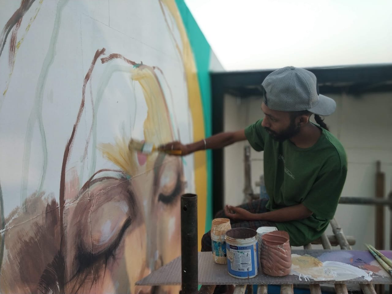 Aftab painting a portrait in New Delhi