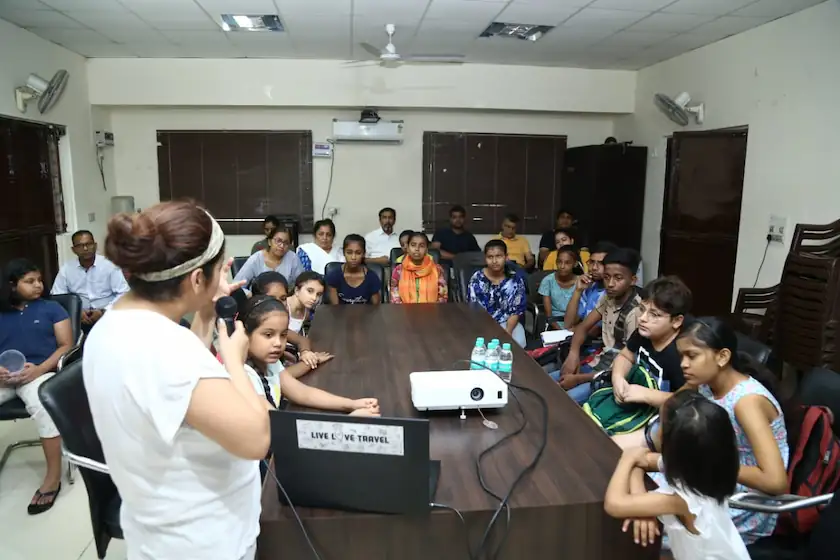 artist-discussing with local migrants about project clean noida 5