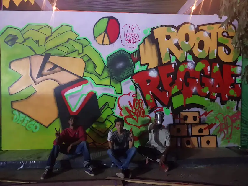 artist posing at graffitiwall art for the event vh1 supersonic 8 help in pune
